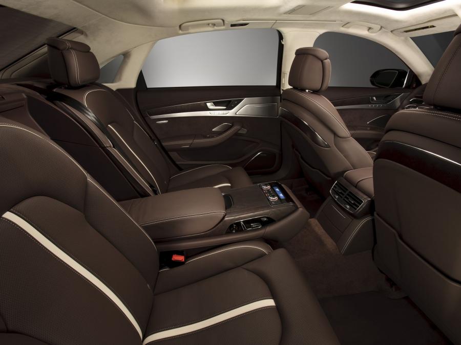 Интерьер Audi A8 L 4.2 FSI Quattro (D4) 2010 года  (NA) (фото 13 из 17)